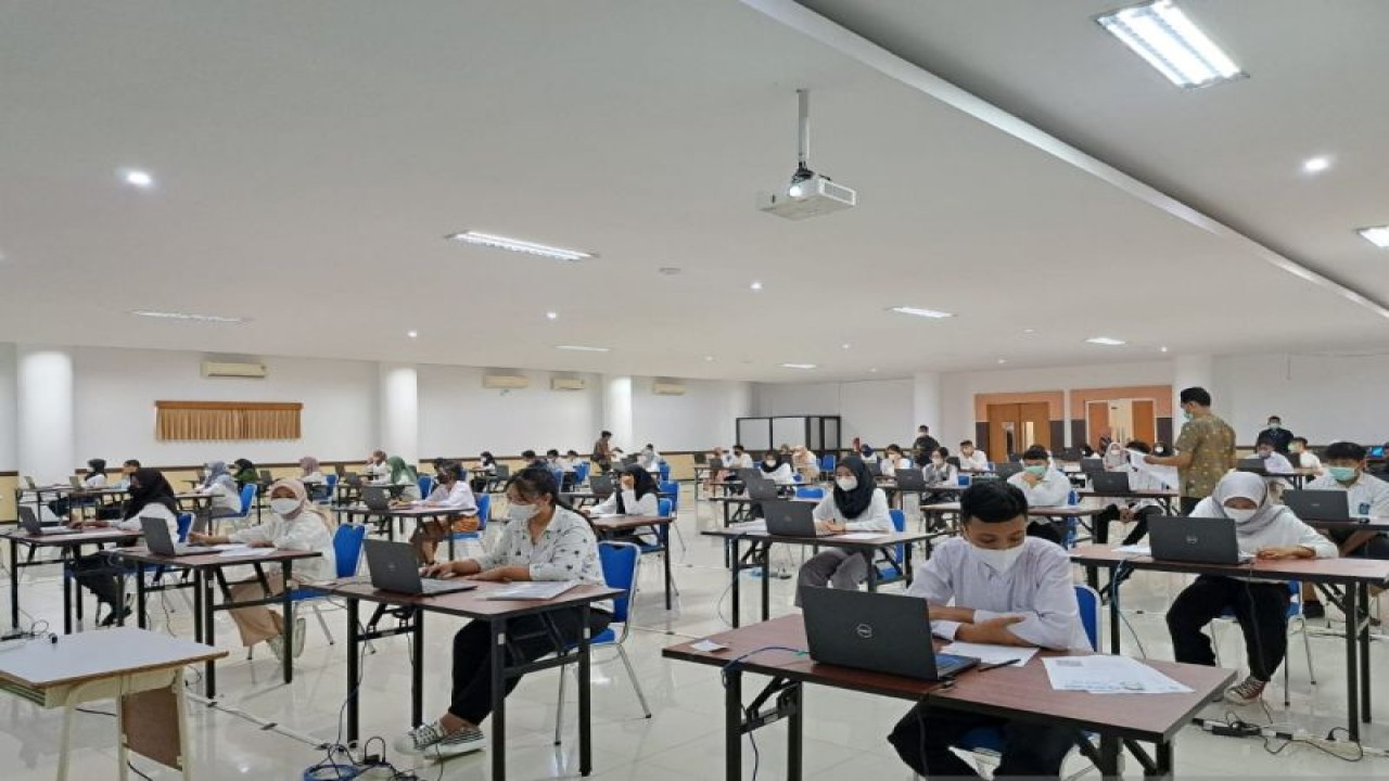 Pelaksanaan Ujian Tertulis Berbasis Komputer (UTBK) Seleksi Nasional Berbasis Tes (SNBT) 2023 hari pertama di Universitas Airlangga Surabaya, Senin (8/5/2023). (ANTARA/Willi Irawan)