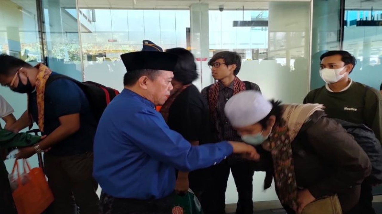 Gubernur Jambi Al Haris dan Wakil Gubernur Abdullah Sani menyambut kedatangan warga yang dievakuasi dari Sudan pada Selasa (2/5/2023).(ANTARA/HO Diskominfo)