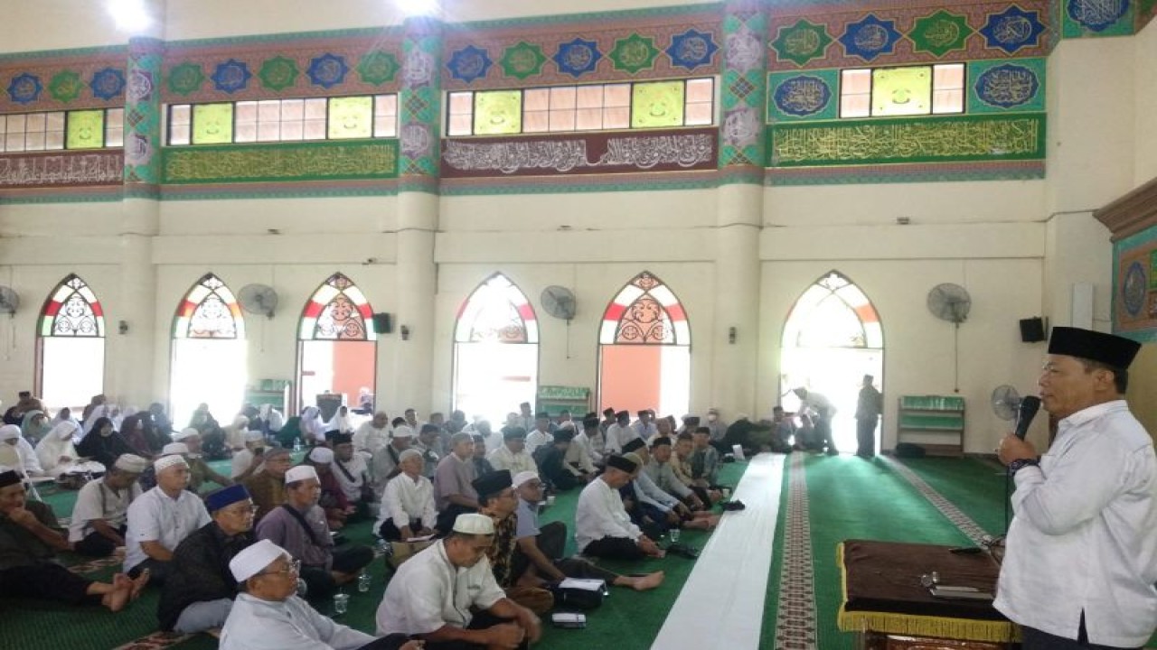 Kepala Kantor Kemenag Siak, Erizon Effendi dalam kegiatan Manasik Haji di Masjid Sultan Syarif Hasyim. Sebanyak 199 JCH asal Siak akan diberangkatkan ke tanah suci tahun ini. (ANTARA/Bayu Agustari Adha)