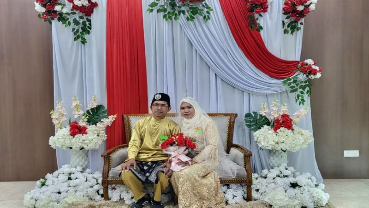 Pasangan suami istri WNI berfoto di pelaminan usai mengikuti sidang Itsbat Nikah yang diadakan Konsulat RI Tawau pada 22-26 Mei 2023 di Tawau, Sabah, Malaysia, Senin (22/5/2023). (ANTARA/HO/Konsulat RI Tawau)
