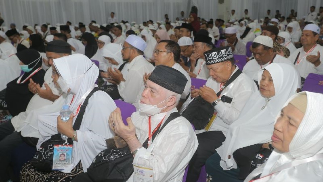 Jamaah haji kloter pertama saat pelepasan di Aula Jeddah Asrama Haji Embarkasi Aceh, di Banda Aceh, Selasa (23/5/2023) malam. (ANTARA/Khalis Surry)
