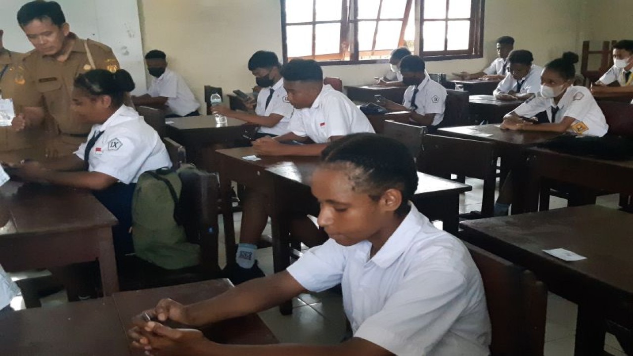 Siswa kelas IX SMP Negeri 2 Jayapura saat mengikuti ujian sekolah menggunakan aplikasi Computer Based Test (CBT), Senin (8/5) (ANTARA/Ardiles Leloltery)