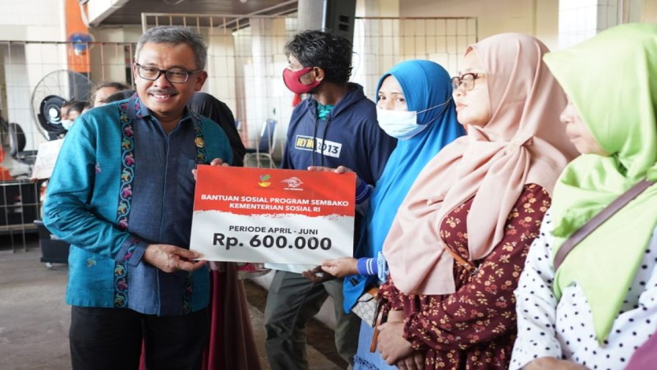 Sekretaris Daerah Kota Batam Jefridin Hamid secara simbolis menyerahkan bantuan Program Keluarga Harapan (PKH) tahap kedua tahun 2023. (ANTARA/HO-Pemkot Batam)