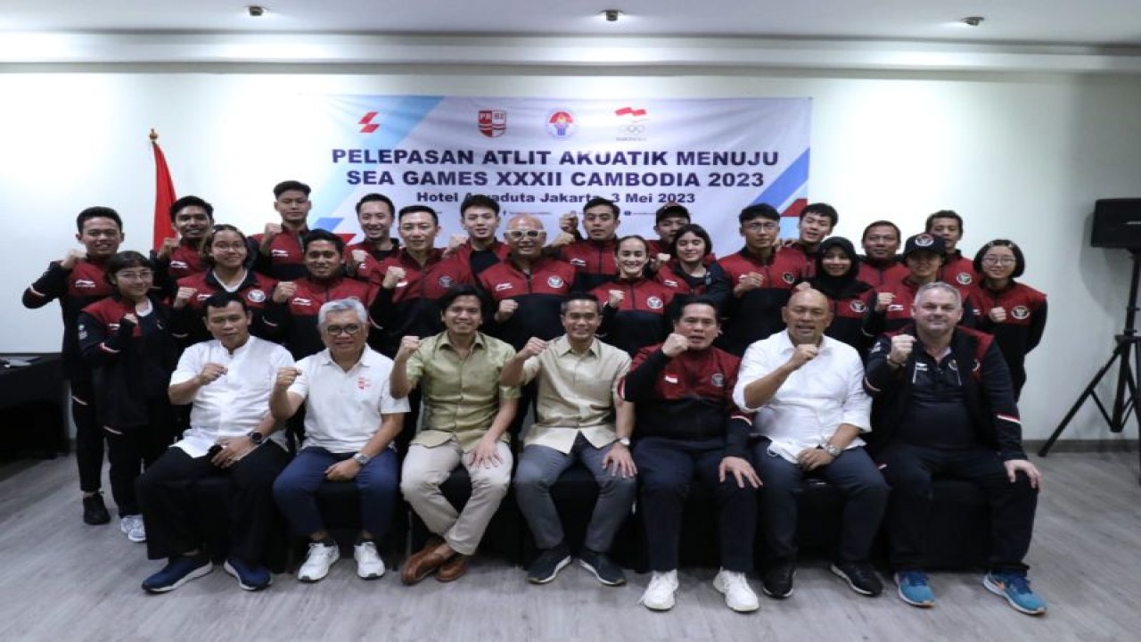 Ketua Umum Pengurus Besar Persatuan Renang Seluruh Indonesia (PB PRSI) Anindya Bakrie (tengah) berfoto bersama atlet renang dalam acara pelepasan Tim Akuatik Indonesia menuju SEA Games 2023 Kamboja di Hotel Aryaduta, Jakarta, Rabu (3/5/2023). (ANTARA/HO-PB PRSI)