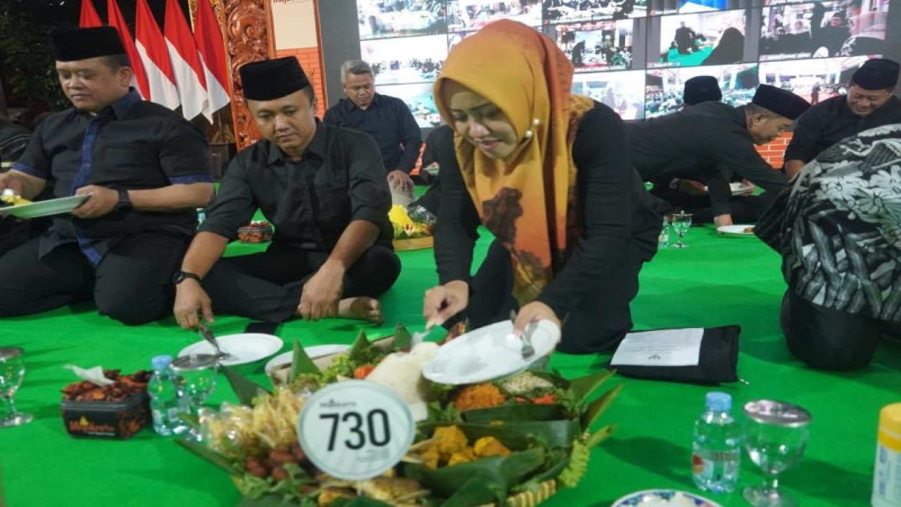 Bupati Mojokerto Ikfina Fahmawati melakukan pemotongan tumpeng dalam rangkaian peringatan Hari Jadi ke-730 Kabupaten Mojokerto, Jatim, Selasa (9/5/2023). FOTO ANTARA/HO Pemkab Mojokerto.
