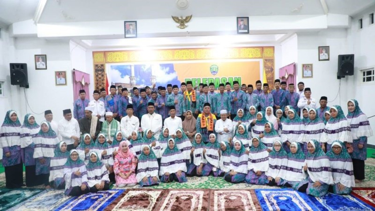 Puluhan calon haji Bulungan berfoto bersama usai mengikuti prosesi pelepasan oleh Bupati Bulungan, Senin (22/5/20203) malam di Tanjung Selor. (Muh. Arfan)