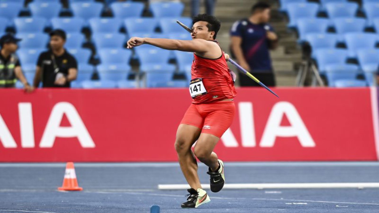 Atlelt lempar lembing putra Indonesia Abdul Hafiz melakukan lemparan saat bertanding pada SEA Games 2023 di Phnom Penh, Kamboja, Senin (8/5/2023). Abdul Hafiz berhasil meraih medali emas usai berhasil melakukan lemparan sejauh 69,6 meter. ANTARA FOTO/Muhammad Adimaja/tom.