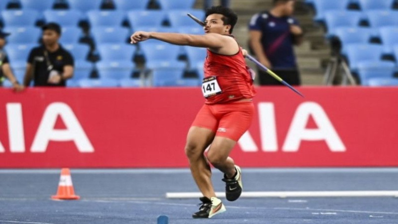 Atlelt lempar lembing putra Indonesia Abdul Hafiz melakukan lemparan saat bertanding pada SEA Games 2023 di Phnom Penh, Kamboja, Senin (8/5/2023). Abdul Hafiz berhasil meraih medali emas usai berhasil melakukan lemparan sejauh 69,6 meter. (ANTARA FOTO/Muhammad Adimaja)