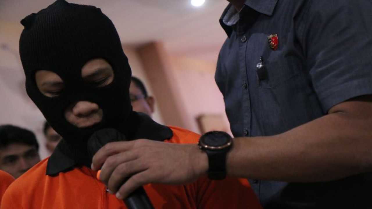 Salah seorang tersangka kasus aborsi berinisial AD saat memberikan pengakuan dalam konferensi pers di Polresta Mataram, NTB, Selasa (16/5/2023). (ANTARA/Dhimas B.P.)