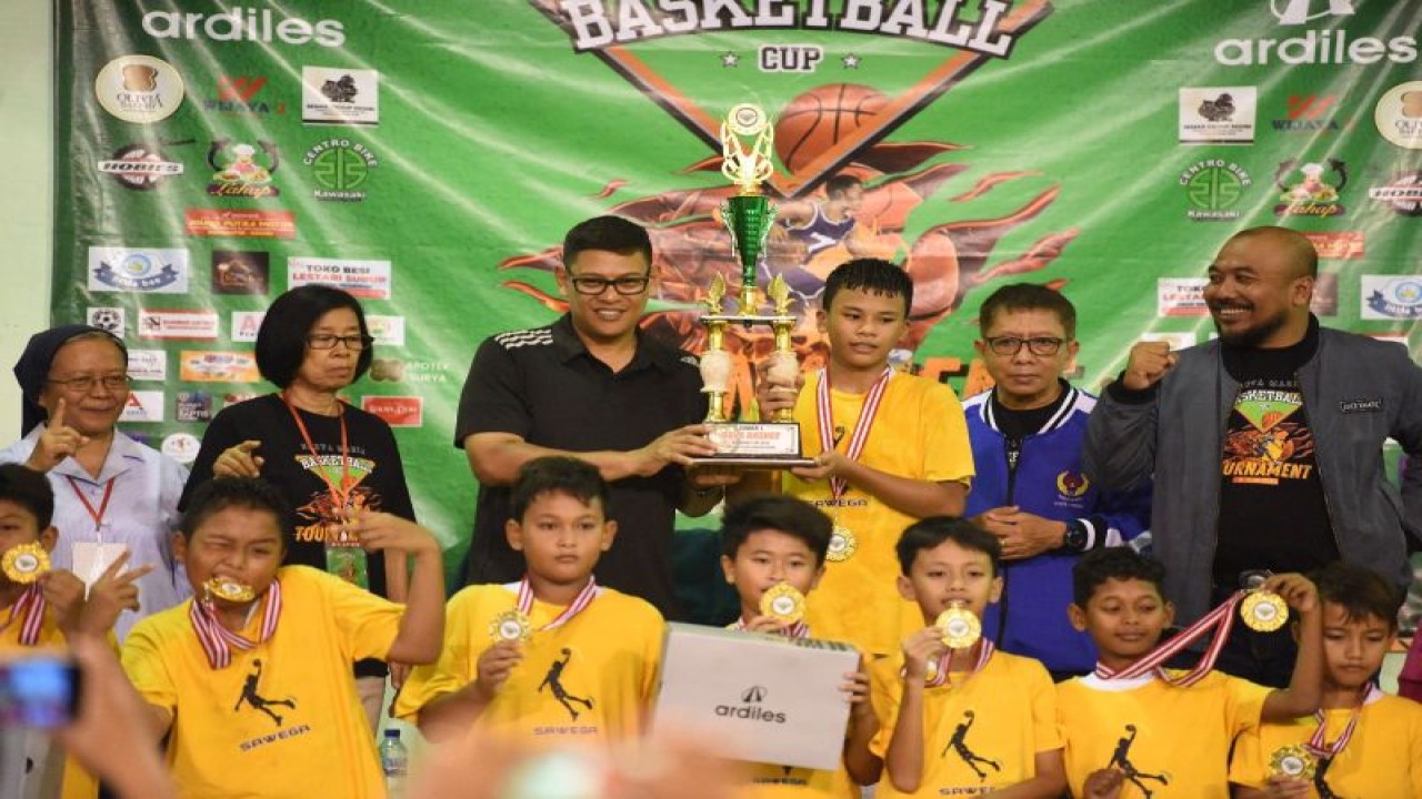 Wali Kota Kediri Abdullah Abu Bakar dalam acara Santa Maria Basketball Cup 2023 di Kediri, Jawa Timur. ANTARA/ HO-Pemkot Kediri