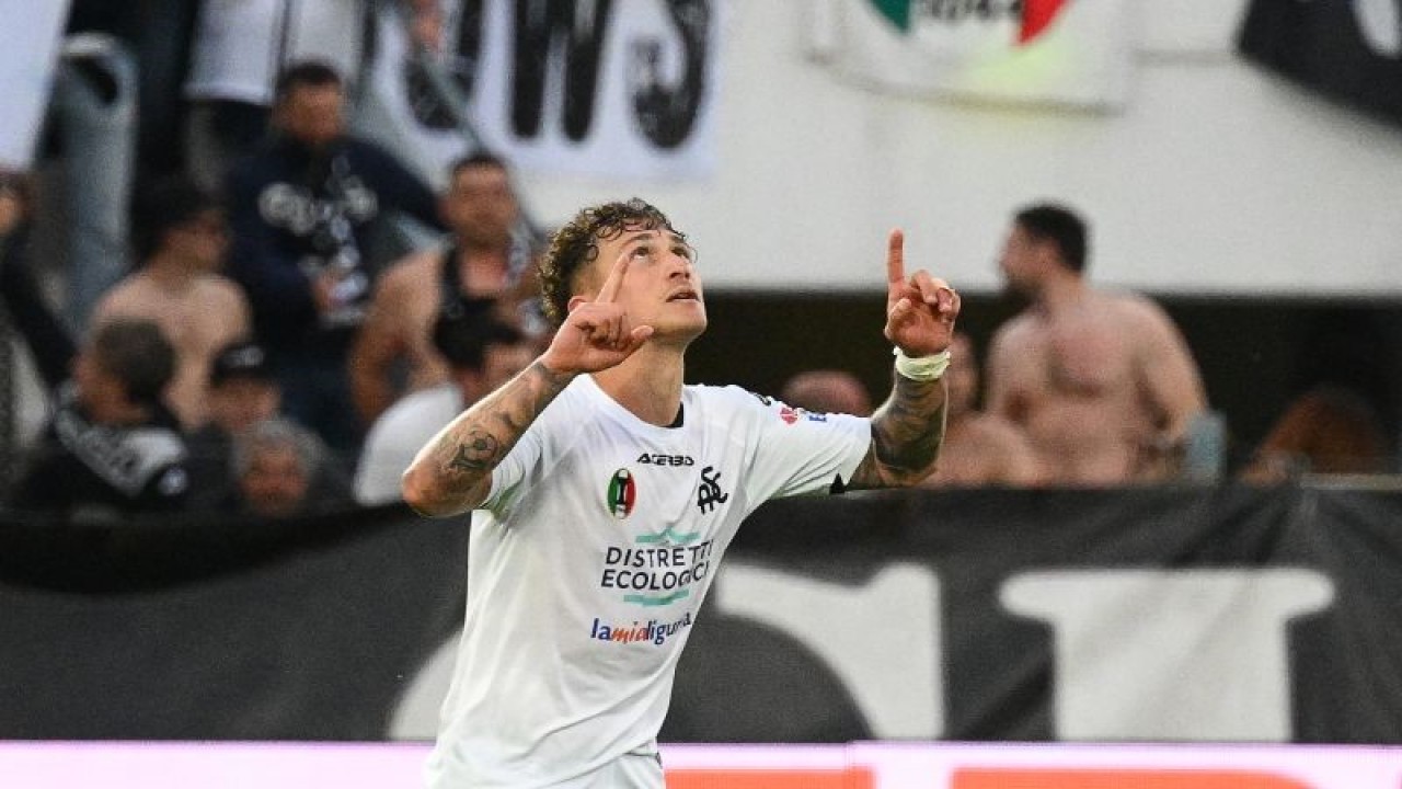 Selebrasi Salvatore Esposito setelah mencetak gol kedua Spezia dalam pertandingan Liga Italia melawan AC Milan di Alberto-Picco pada 13 Mei 2023. ANTARA/AFP/VINCENZO PINTO