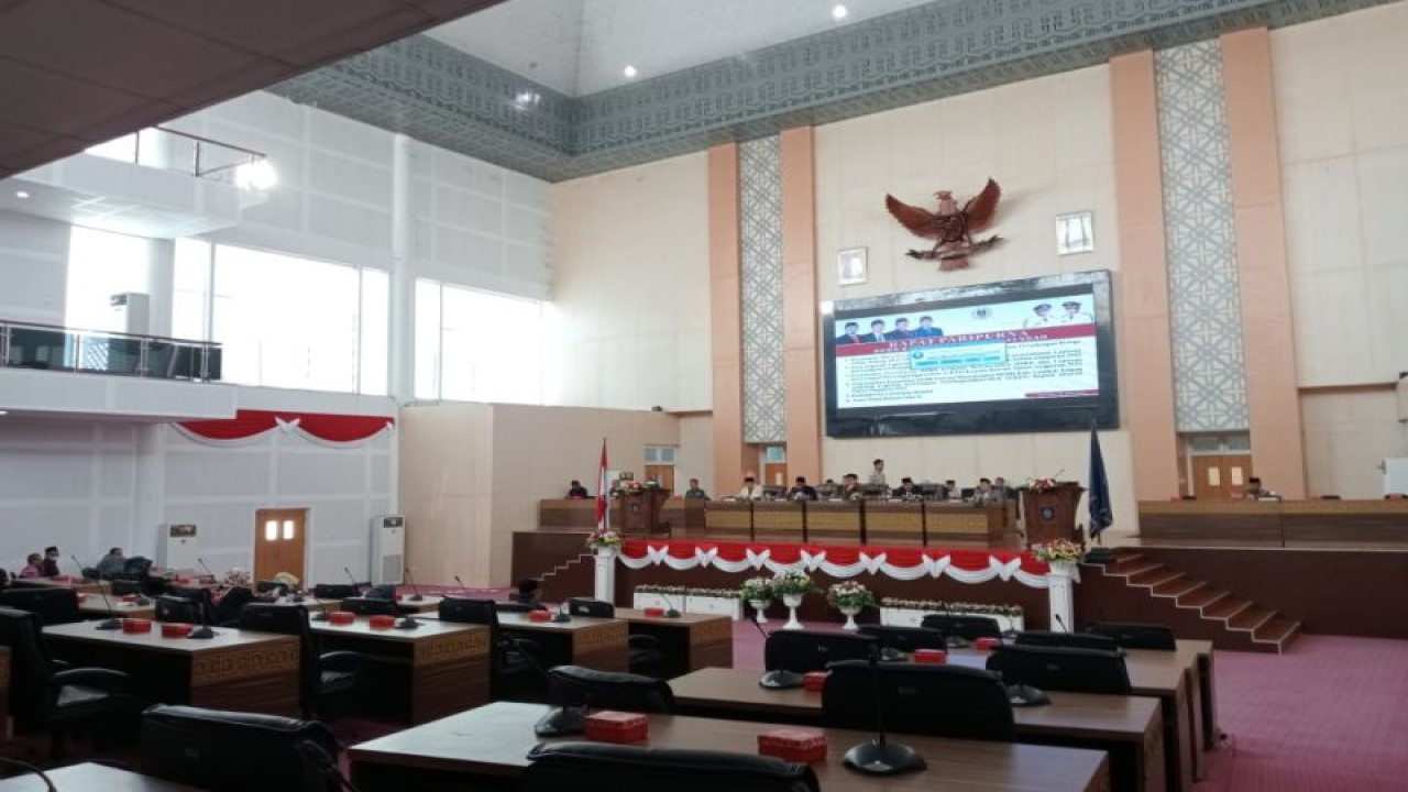 Acara sidang paripurna di kantor DPRD Kabupaten Lombok Tengah, Nusa Tenggara Barat (ANTARA/Akhyar)