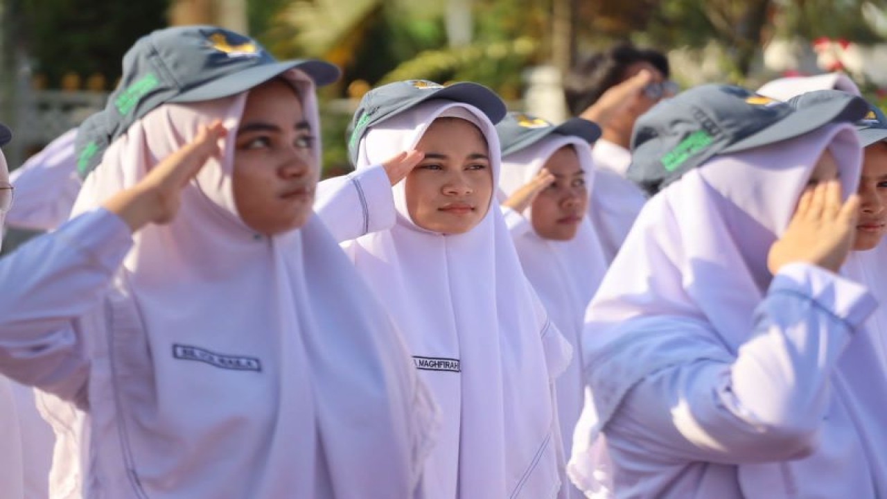 Siswa sekolah sedang mengikuti upacara peringatan Hardiknas yang dipusatkan di Halaman depan Kantor Gubernur Aceh di Banda Aceh, Selasa (2/5/2023). (ANTARA/HO)