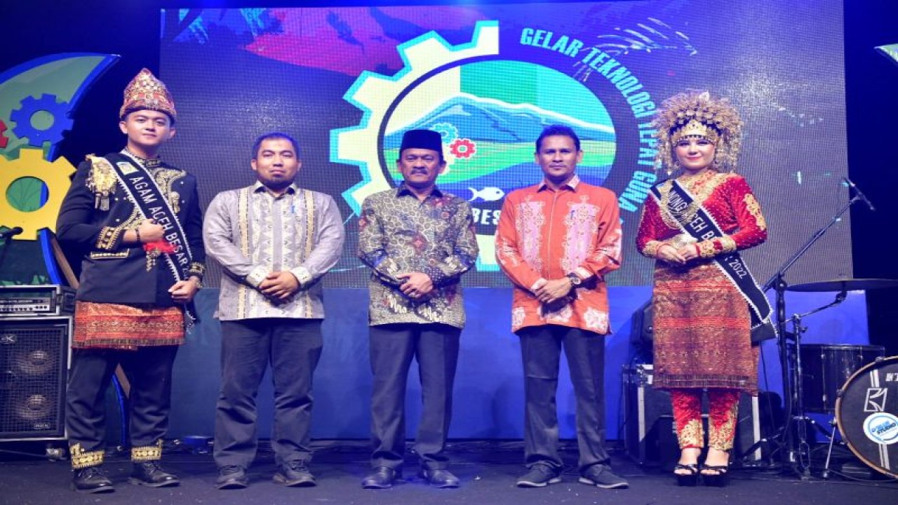 Asisten Perekonomian dan Pembangunan Setda Aceh, Mawardi bersama Pj Bupati Aceh Besar, Muhammad Iswanto dan Kadis DPMG Aceh foto bersama usai membuka Gelar Teknologi Tepat Guna Se-Aceh yang di pisatkan di Jantho Sport Center, Kota Jantho, Selasa malam. (ANTARA/HO)