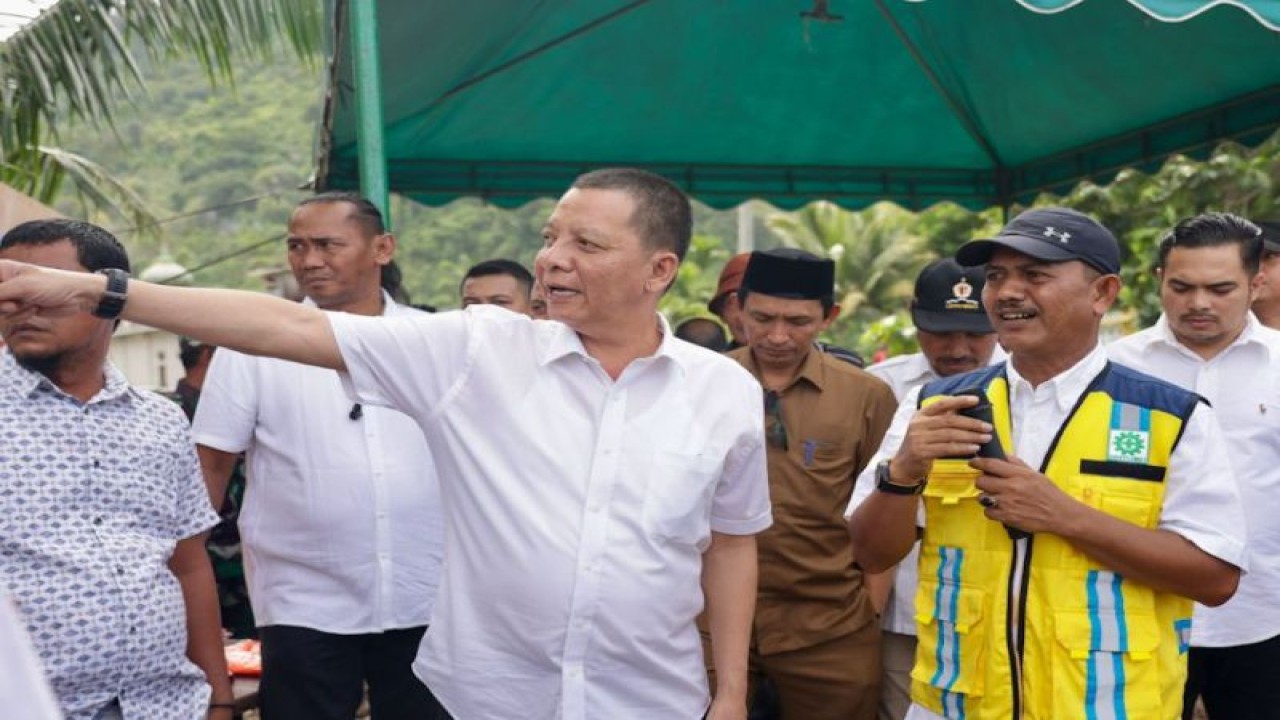 Penjabat Gubernur Aceh Achmad Marzuki didampingi Bupati Aceh Selatan Tgk Amran meninjau pembangunan tanggul pemecah ombak di Gunung Kerambi, Aceh Selatan, Selasa (9/5/2023). ANTARA/HO-Pemprov Aceh