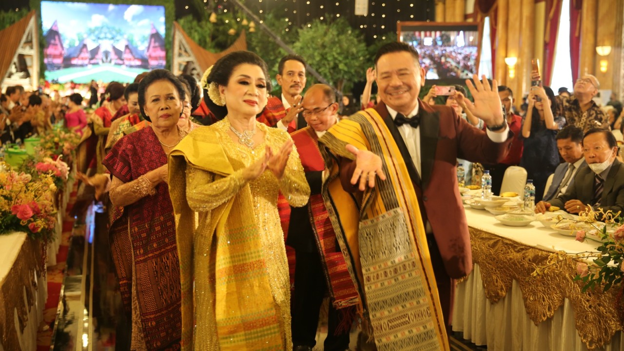 Otto Hasibuan bersama istri Normawaty Damanik serta keluarga manortor saat prosesi Sambut Hula-hula acara Pesta Adat Pernikahan Yakup Hasibuan dan Jessica Mila di Balai Samudera Kelapa Gading, Jakut, Sabtu (6/5/2023).