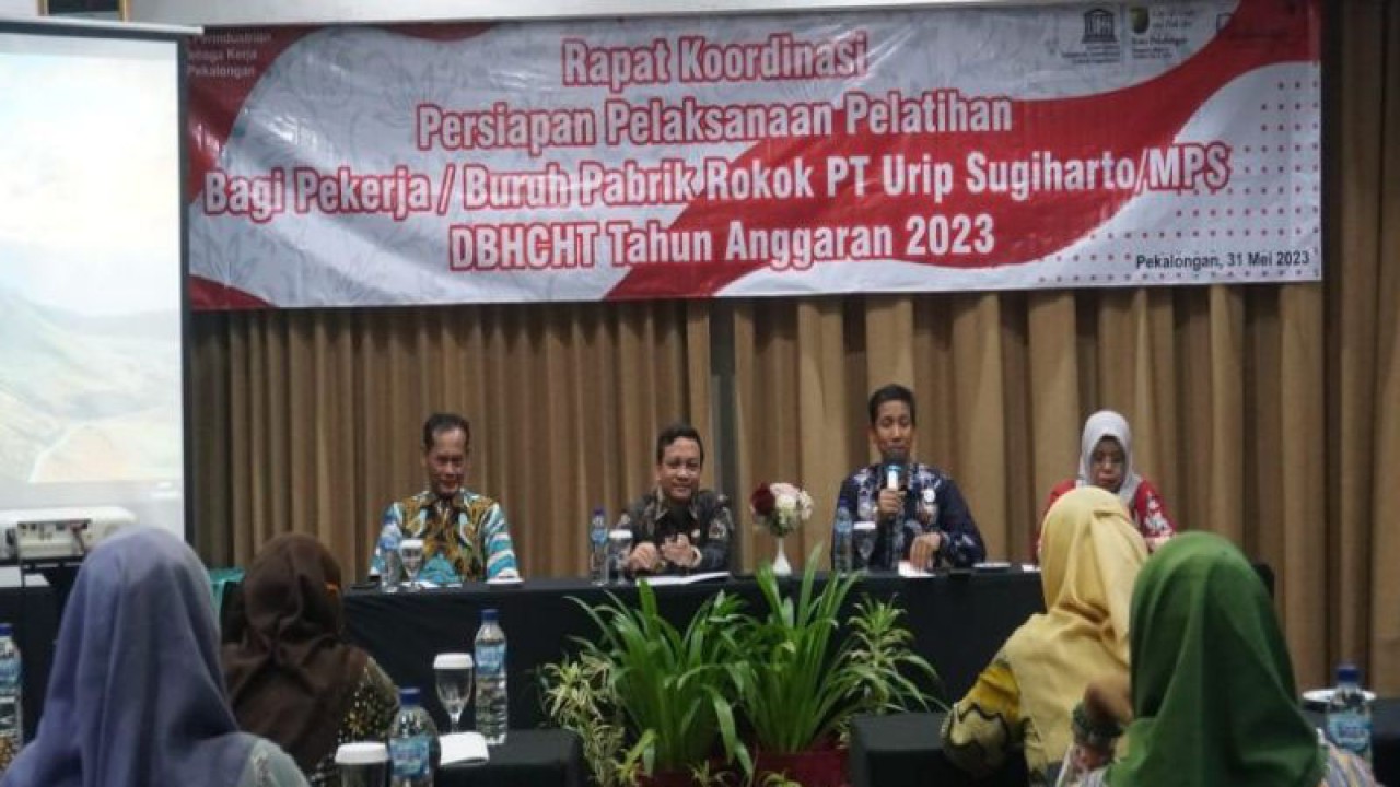 Wali Kota Pekalongan Afzan Arslan Djunaid (nomor 2 dari kiri) bersama Kepala Dinas Perindustrian dan Tenaga Kerja Kota Pekalongan Sri Budi Santoso pada Rakor Pelaksanaan Persiapan Pelatihan Karyawan Pabrik Rokok di Pekalongan, Jateng, Rabu (31/5/2023). (FOTO ANTARA/Kutnadi)