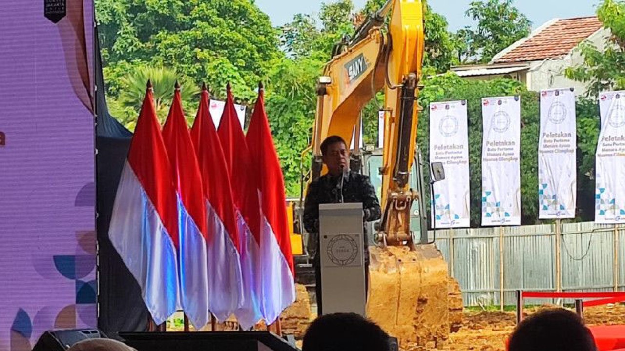 Sekda Provinsi DKI Jakarta Joko Agus Setyono saat memberikan sambutan pada acara Peletakan Batu Pertama Menara Ayasa Nuansa Cilangkap di Jalan Cilangkap Raya, Cipayung, Jakarta Timur, Kamis (25/5/2023). ANTARA/Syaiful Hakim