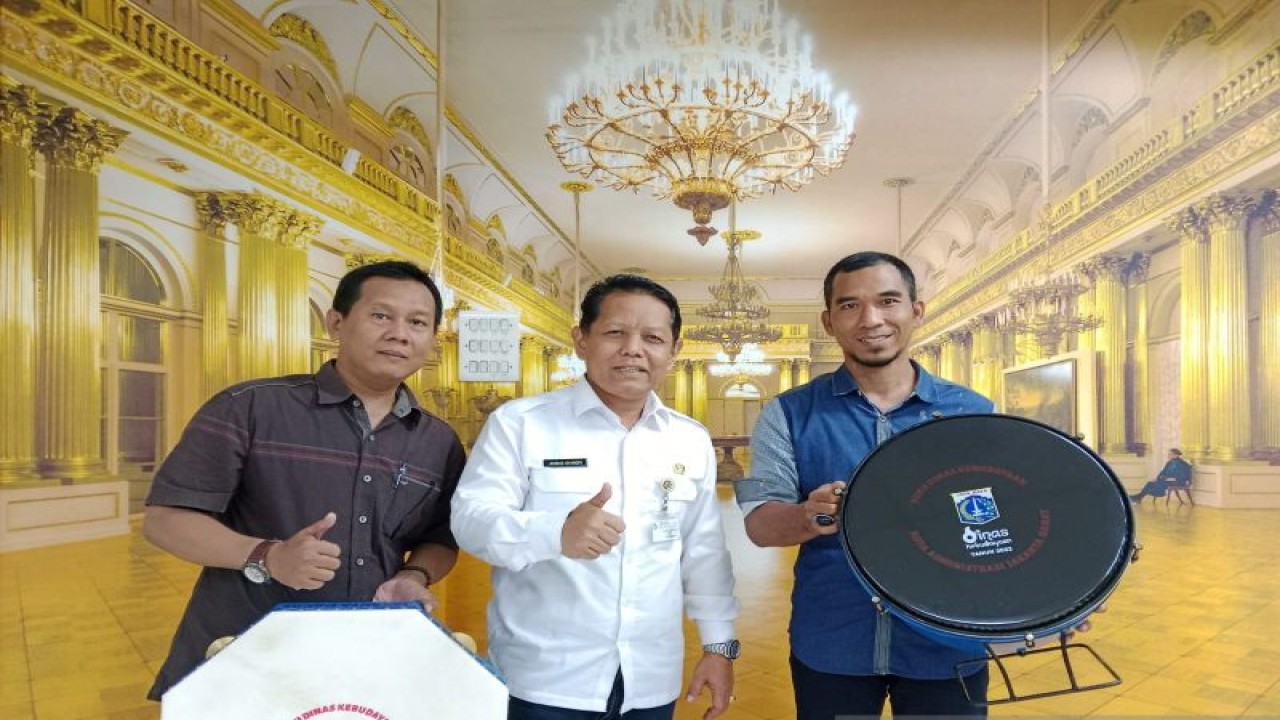 Kepala Suku Dinas Kebudayaan Jakarta Barat, Ahmad Syaropi (tengah) berpose sesaat setelah menyerahkan bantuan alat kesenian religi kepada Taman Embun Islamic Edu Care Duri Kosambi, Jakarta Barat, Jumat (19/5/2023). ANTARA/Risky Syukur