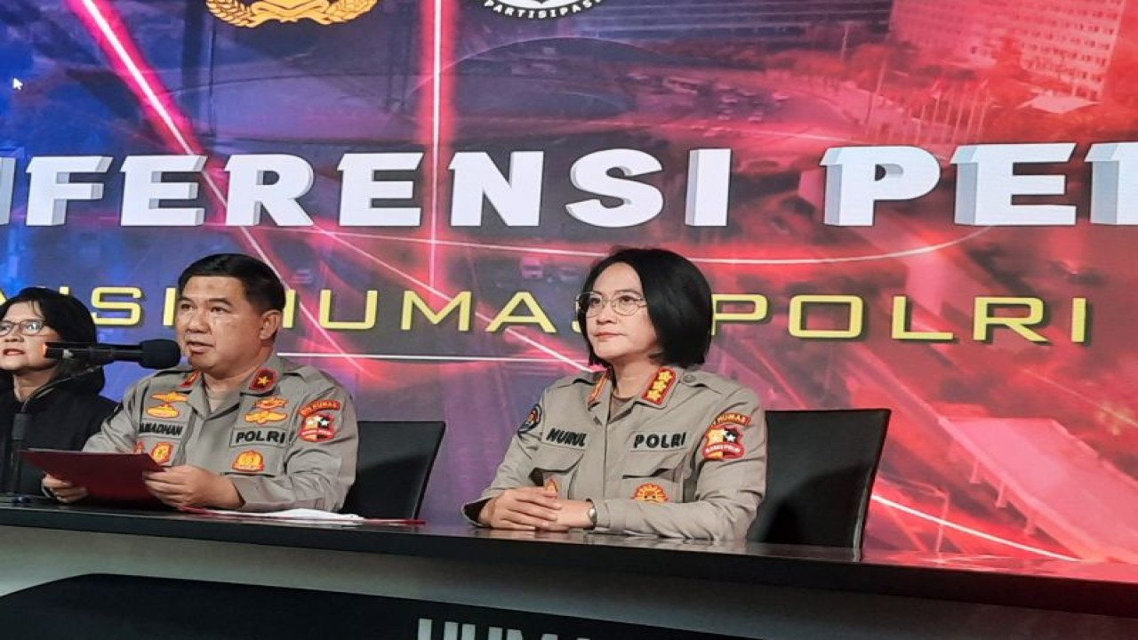 Kepala Biro Penerangan Masyarakat (Karo Penmas) Divisi Humas Polri Brigjen Pol. Ahmad Ramadhan didampingi Kabag Penum Kombes Pol. Nurul Azizah memberikan keterangan pers di Jakarta, Kamis (25/5/2023). (ANTARA/Laily Rahmawaty)