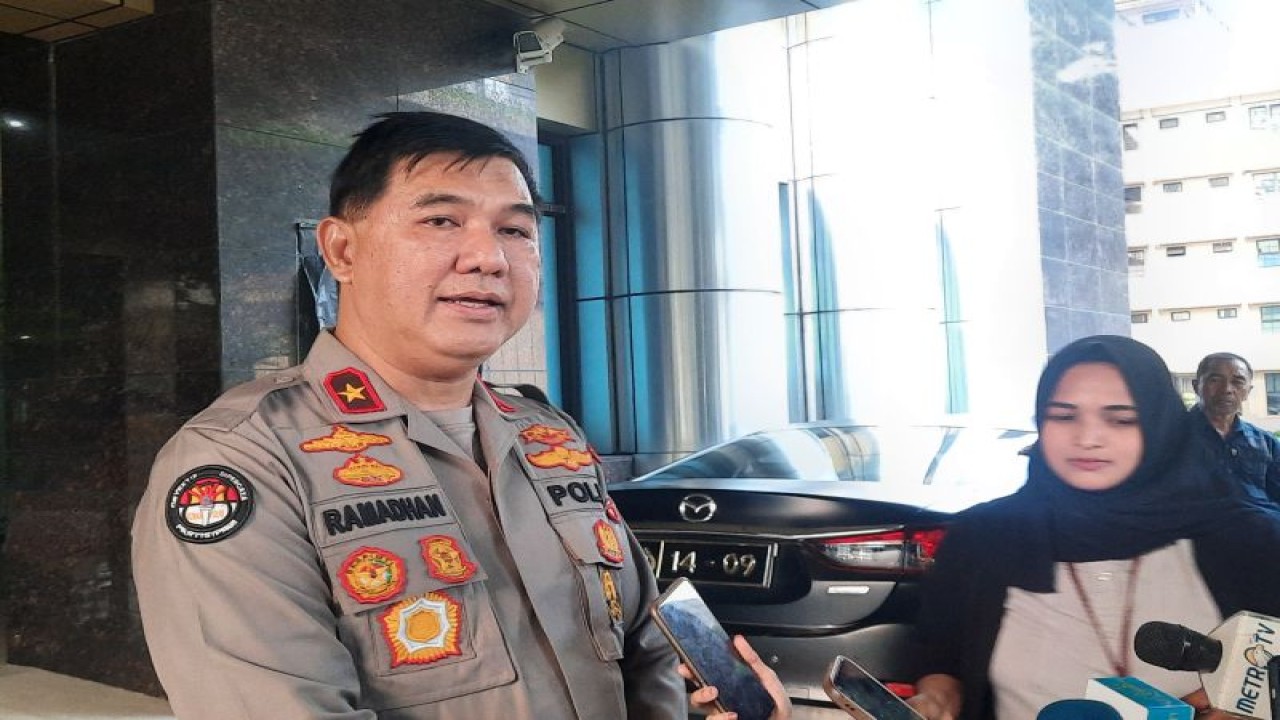 Kepala Biro Penerangan Masyarakat (Karo Penmas) DivHumas Polri Brigjen Pol. Ahmad Ramadhan memberikan keterangan pers kepada wartawan di Jakarta, Jumat (26/5/2023). ANTARA/Laily Rahmawaty.