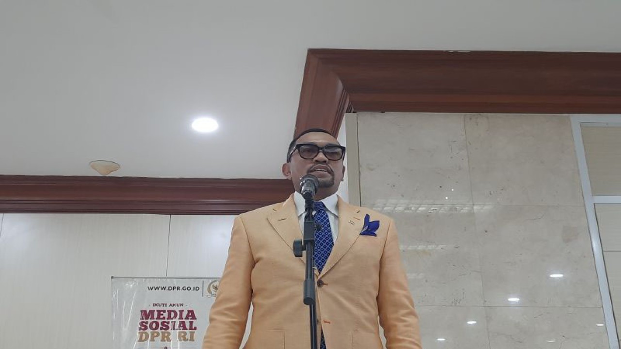 Wakil Ketua Komisi III DPR RI Ahmad Sahroni usai Rapat kerja Komisi III DPR dengan Komite TPPU di Ruang Rapat Komisi III, Gedung DPR RI, Jakarta. ANTARA/Narda Margaretha Sinambela)