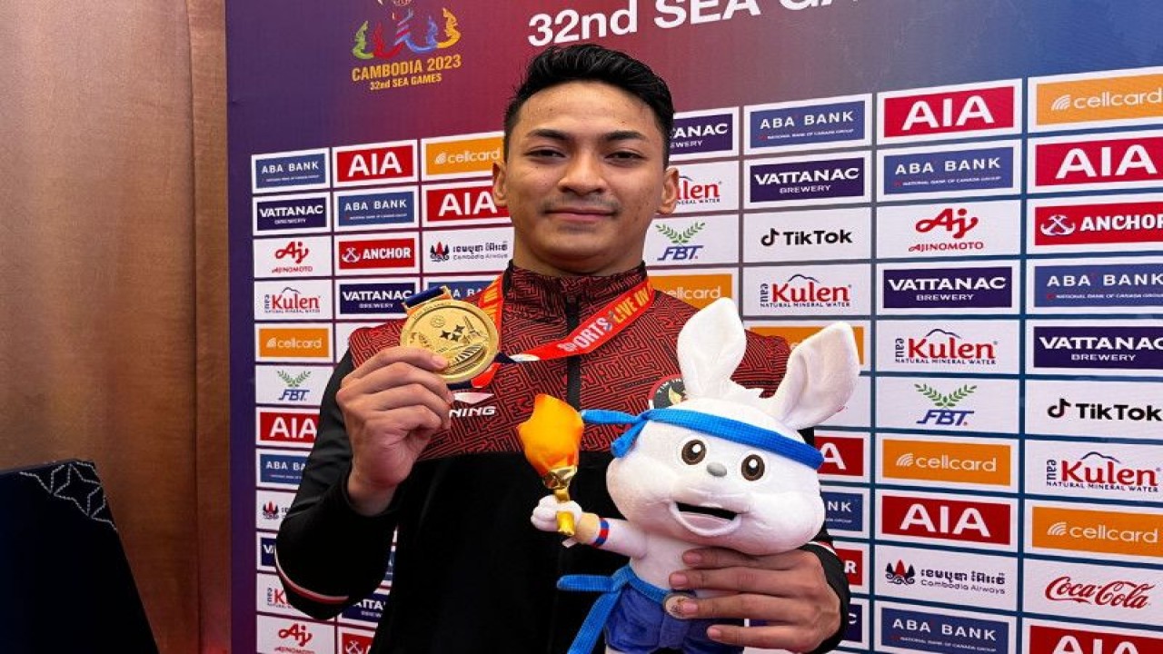 Karate-ka Indonesia Ahmad Zigi Zaresta Yuda berpose usai memenangkan emas pada cabor karate nomor kata perirangan putra di Phnom Penh, Sabtu (6/5/2023). ANTARA/Arnidhya Nur Zhafira