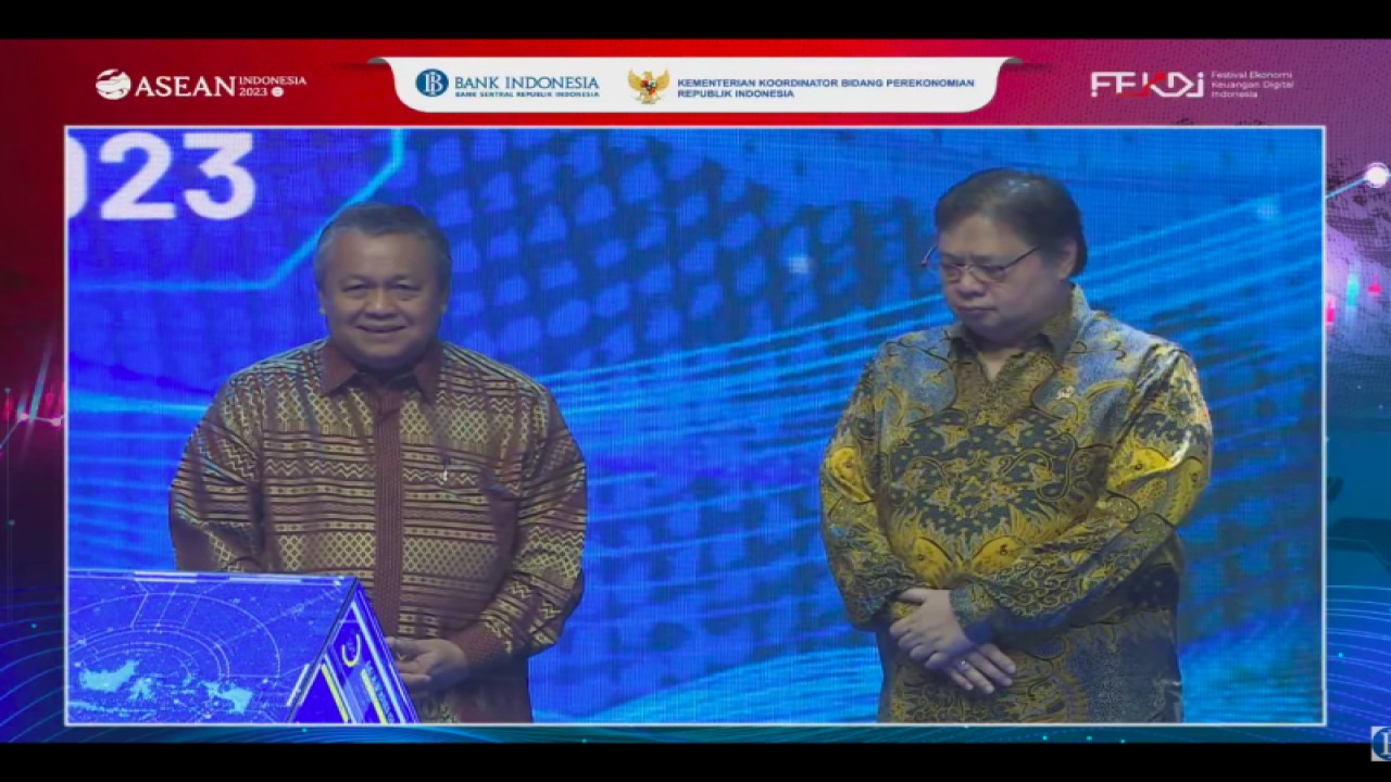 Tangkapan virtual Menteri Koordinator Bidang Perekonomian Airlangga Hartarto dan Gubernur Bank Indonesia Perry Warjiyo saat mengikuti prosesi Peluncuran Kartu Kredit Indonesia dan Implementasi QRIS Antar Negara Indonesia-Malaysia dalam Opening Ceremony of Festival Ekonomi Keuangan Digital (Fekdi), Jakarta, Senin (8/5/2023). ANTARA/M. Baqir Idrus Alatas