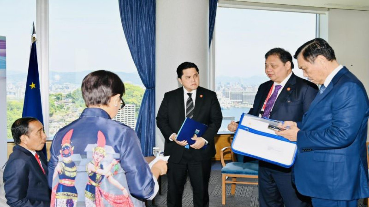 Menteri Koordinator Bidang Perekonomian Airlangga Hartarto (kedua dari kanan) mendampingi Presiden Joko Widodo untuk menghadiri pertemuan bilateral dengan Presiden Komisi Uni Eropa, Presiden Republik Korea, serta forum bisnis dengan investor Jepang, di sela Konferensi Tingkat Tinggi (KTT) G7.  (ANTARA/HO-KemenkoEkonomi/pri)