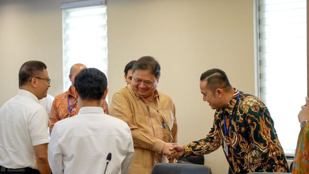 Menteri Koordinator Bidang Perekonomian Airlangga Hartarto melakukan pertemuan dengan Delegasi Bisnis US-ASEAN Business Council (US-ABC) di Kantor Kemenko Ekonomi, Selasa (23/5/2023). ANTARA/HO-KemenkoEkonomi/pri.