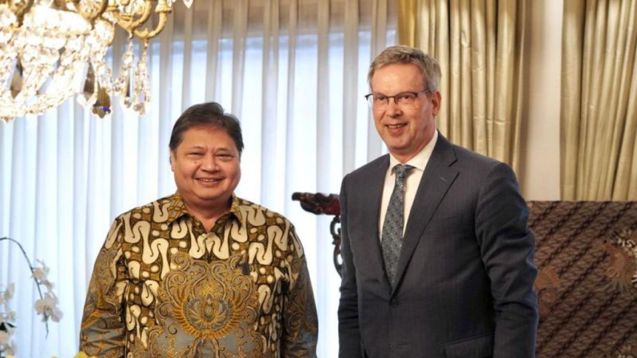 Menteri Koordinator Bidang Perekonomian Airlangga Hartarto Menko Airlangga berkesempatan melakukan pertemuan dengan Duta Besar Uni Eropa untuk Indonesia dan Brunei Darussalam Vincent Piket di Jakarta, Rabu (24/05/2023). (ANTARA/HO-KemenkoEkonomi/pri)