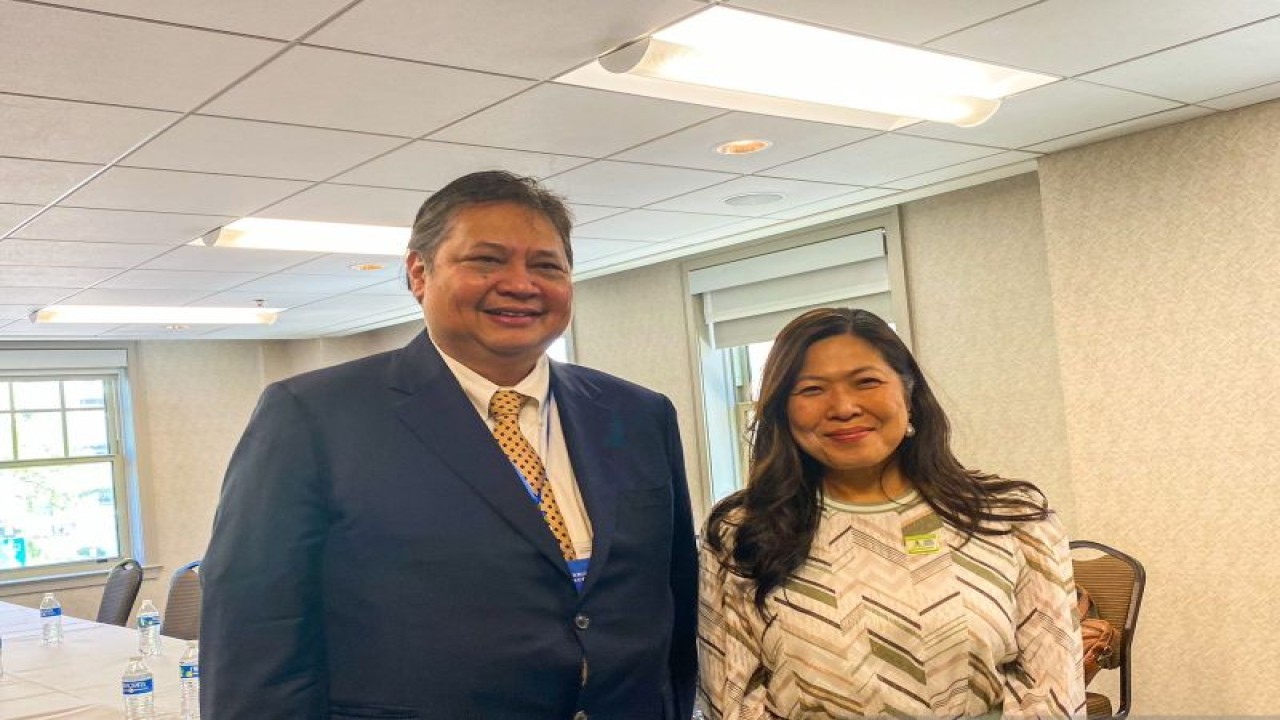 Menteri Koordinator Perekonomian RI Airlangga Hartarto melakukan pertemuan bilateral dengan Menteri Perdagangan Internasional Kanada Mary Ng di Detroit AS, Jumat (26/5/2023) waktu setempat atau Sabtu (27/5/2023)  waktu Indonesia di sela pertemuan Asia-Pacific Economic Cooperation (APEC) Ministers Responsible for Trade Meeting dan Pertemuan Tingkat Menteri Indo-Pacific Economic Framework for Prosperity (IPEF). (ANTARA/HO-Kemenko Perekonomian)