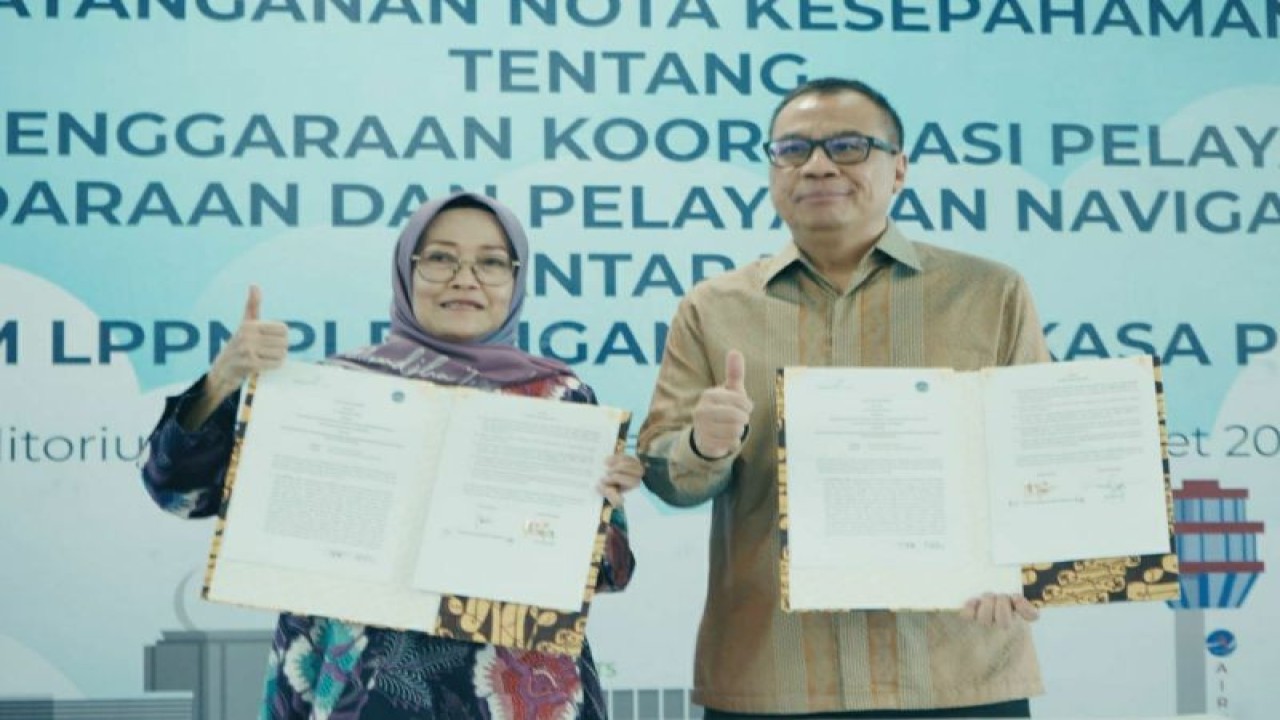 Direktur Utama Angkasa Pura I Faik Fahmi (kanan) dan Direktur Utama Perum LPPNPI Polana Banguningsih Pramesti usai penandatanganan nota kesepahaman keamanan dan keselamatan penerbangan di Kantor Pusat Perum LPPNPI, Kota Tangerang, Banten, Senin (20/3/2023). ANTARA/HO-Angkasa Pura I