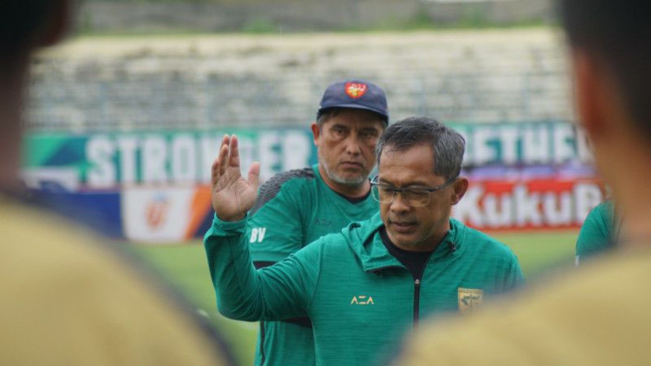 Pelatih Persebaya Aji Santoso memberi arahan pemainnya sebelum melaksanakan latihan di Stadion Gelora Joko Samudro, Gresik, beberapa waktu lalu. (ANTARA/Naufal Ammar Imaduddin)