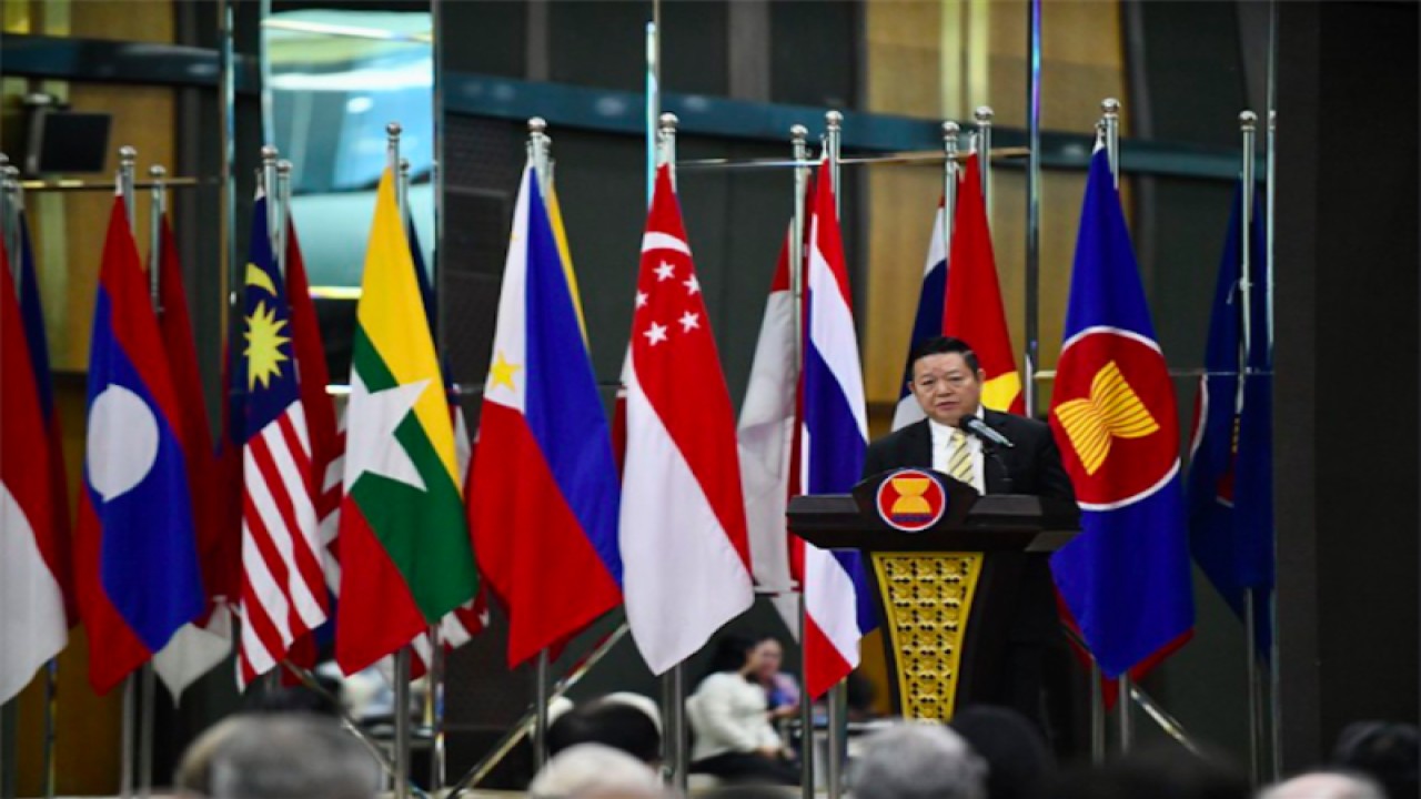 Sekjen ASEAN Kao Kim Hourn menyampaikan pengarahan tentang hasil KTT ke-42 ASEAN kepada perwakilan-perwakilan negara asing dalam pertemuan di Jakarta, Senin (15/5/2023). (ANTARA/HO-ASEAN Secretariat)