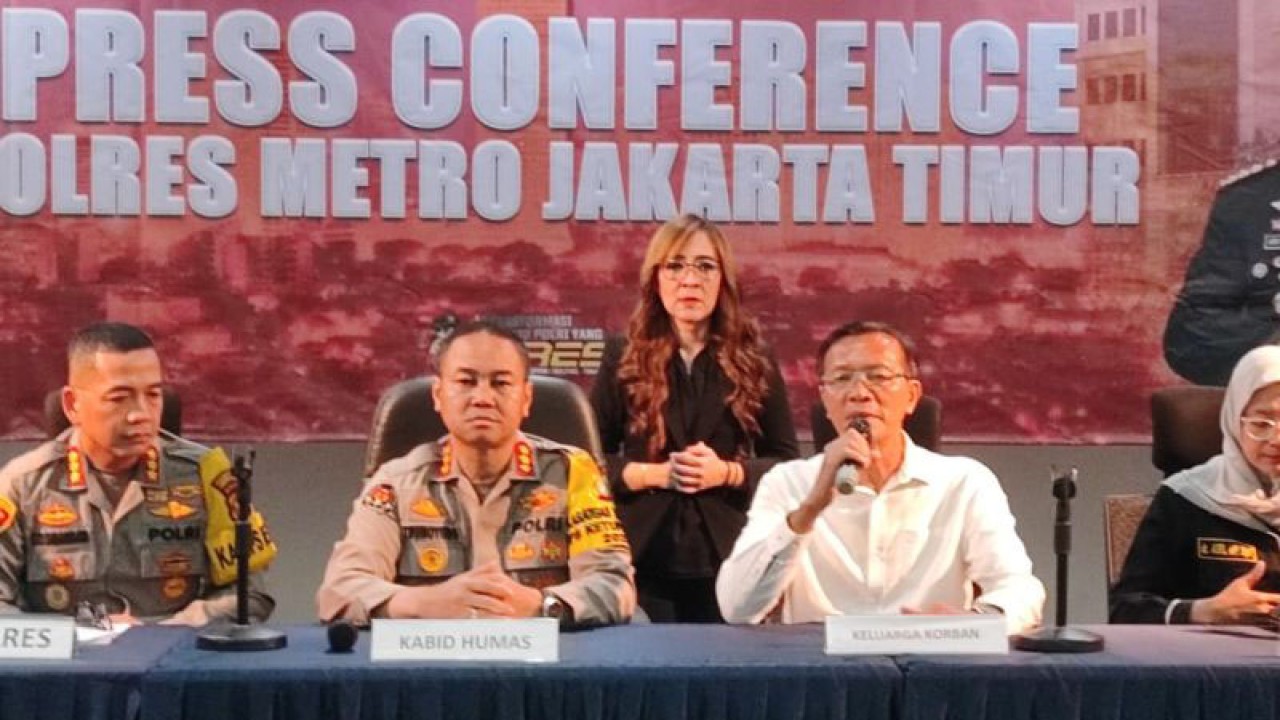 Kakak sepupu AKBP Buddy Alfrits Towoliu, Fondel Towoliu saat jumpa pers di Mapolres Metro Jaktim, Jatinegara, Jakarta Timur, Senin (1/5/2023). ANTARA/Syaiful Hakim