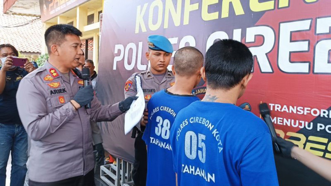 Kapolres Cirebon Kota AKBP Ariek Indra Sentanu menginterogasi dua tersangka pencuri spesialis minimarket lintas provinsi di Cirebon, Jawa Barat, Rabu (10/5/2023). ANTARA/Khaerul Izan.