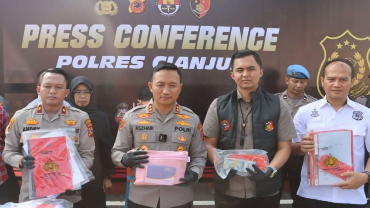 Kapolres Cianjur, Jawa Barat, AKBP Aszhari Kurniawan, saat menggelar konfrensi pers terkait kasus dugaan korupsi yang dilakukan kepala desa di Kecamatan Karangtengah, Cianjur, Kamis (11/5/2023). ANTARA/Ahmad Fikri
