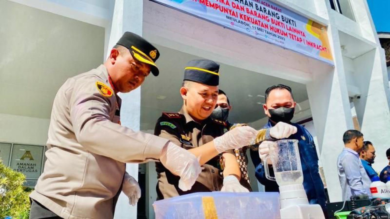 Kepala Kejaksaan Negeri Aceh Barat, Siswanto didampingi Kapolres AKBP Pandji Santoso dan unsur Forkompimda melakukan pemusnahan barang bukti narkotika jenis sabu seberat 1 Kilogram, hasil pengungkapan peredaran 1,2 ton sabu yang diungkap Tim Satgas Khusus Merah Putih di Aceh Barat pada April 2021, Kamis (11/5/2023). (ANTARA/Teuku Dedi Iskandar)