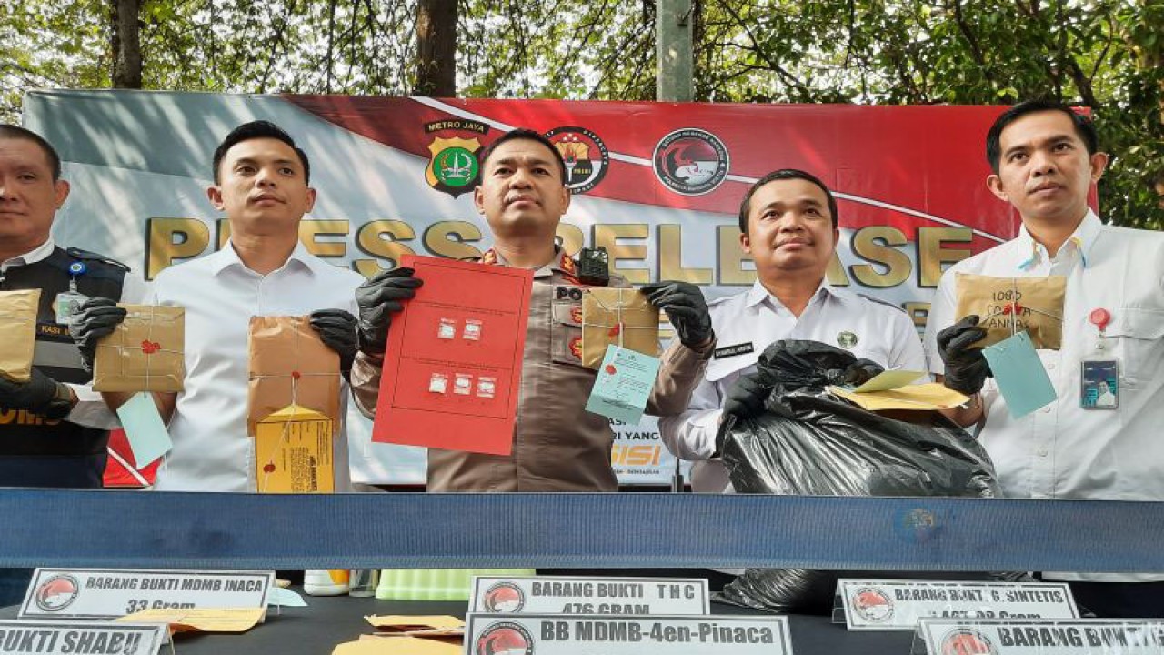 Wakapolresta Bandara Soetta, AKBP Paden Muhammad Jauhari saat menunjukan sejumlah barang bukti dari hasil ungkap kasus narkoba. (Azmi Samsul Maarif)Wakapolresta Bandara Soetta, AKBP Paden Muhammad Jauhari saat menunjukan sejumlah barang bukti dari hasil ungkap kasus narkoba. (Azmi Samsul Maarif)