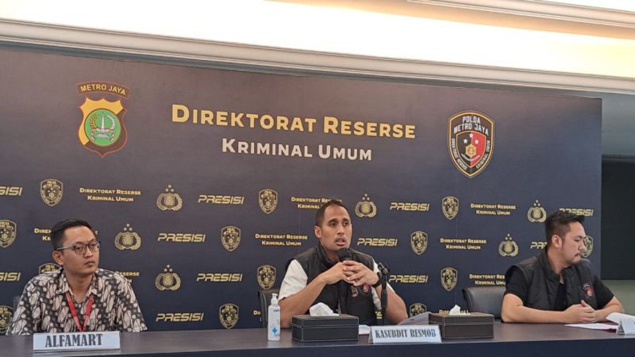 Kasubdit Resmob AKBP Titus Yudho Ully (tengah) saat konferensi pers di Polda Metro Jaya, Jakarta, Senin (29/5/2023). ANTARA/Ilham Kausar