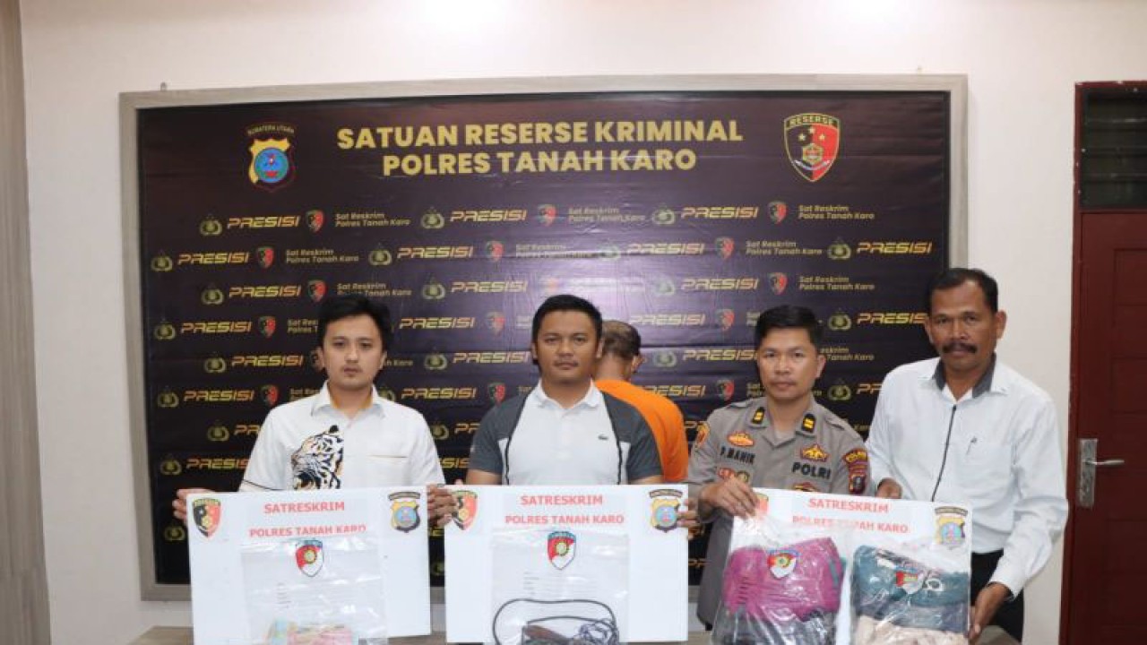 Kasat Reskrim Polres Tanah Karo AKP Arya Nusa Hindrawan (tengah) memperlihatkan barang bukti perampokan di Klinik Berastagi. (ANTARA/HO-Humas Polres Tanah Karo).