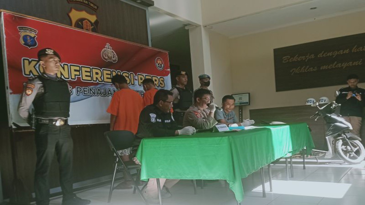 Kabag Ops Polres Penajam Paser Utara, Kalimantan Timur, AKP Jajat Sudrajat (duduk tengah) memberikan keterangan pers menyangkut narkoba (ANTARA/Nyaman Bagus Purwaniawan)