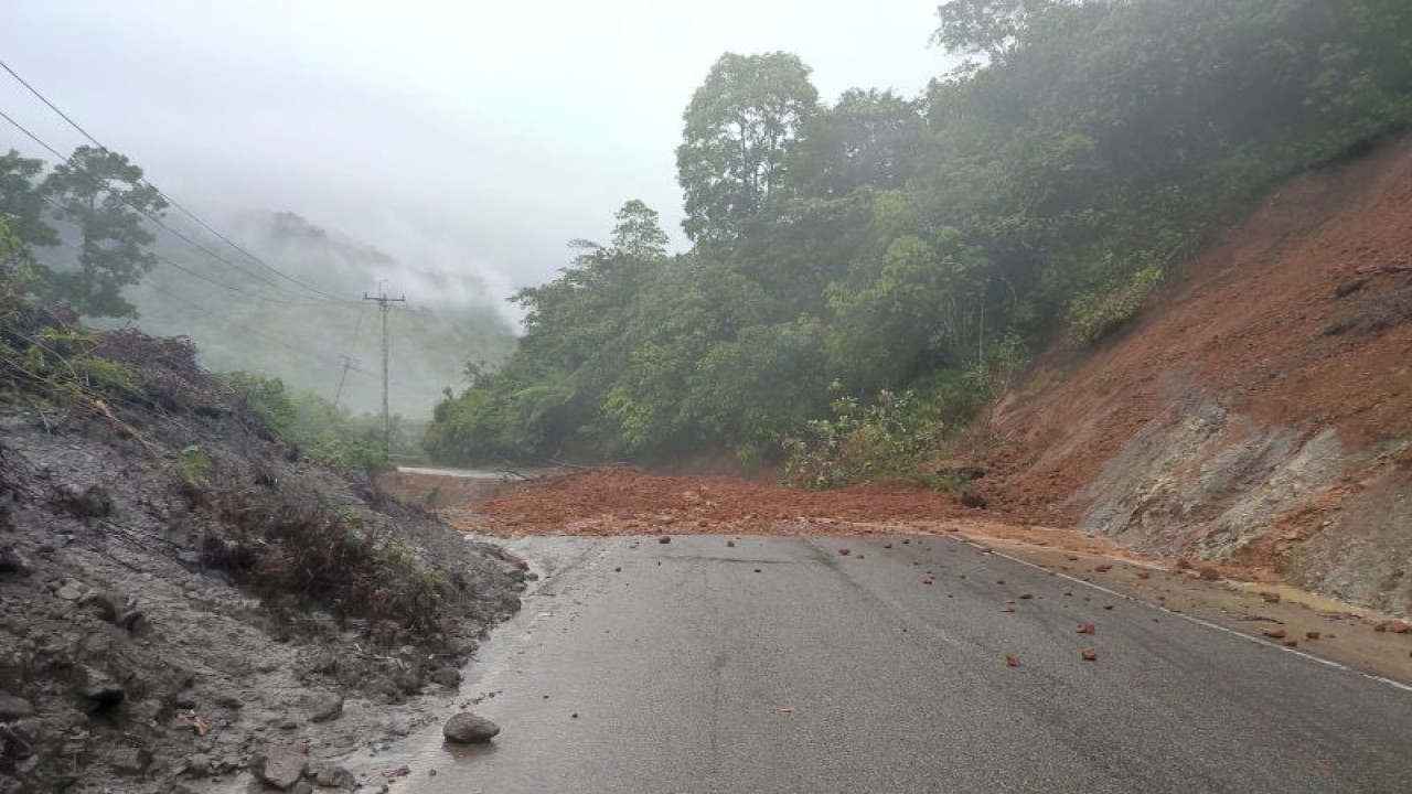 Longsor di daerah Ambacang, Nagari Malalak Timur, Kecamatan Malalak, Kabupaten Agam, Sumbar, Ahad (7/5/2023) yang menutup jalan milik provinsi Sumbar hingga tidak bisa dilewati kendaraan. FOTO ANTARA/HO-BPBD Agam