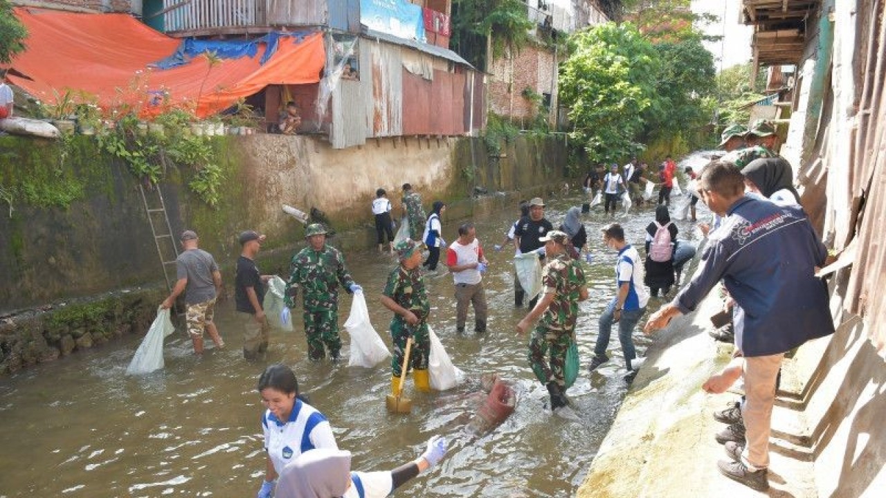Aksi bersih sungai oleh Kodam XVI Pattimura di Ambon, Maluku pada Selasa (Antara/DedyAzis)