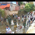 Aksi bersih sungai oleh Kodam XVI Pattimura di Ambon, Maluku pada Selasa (Antara/DedyAzis)-1683699514