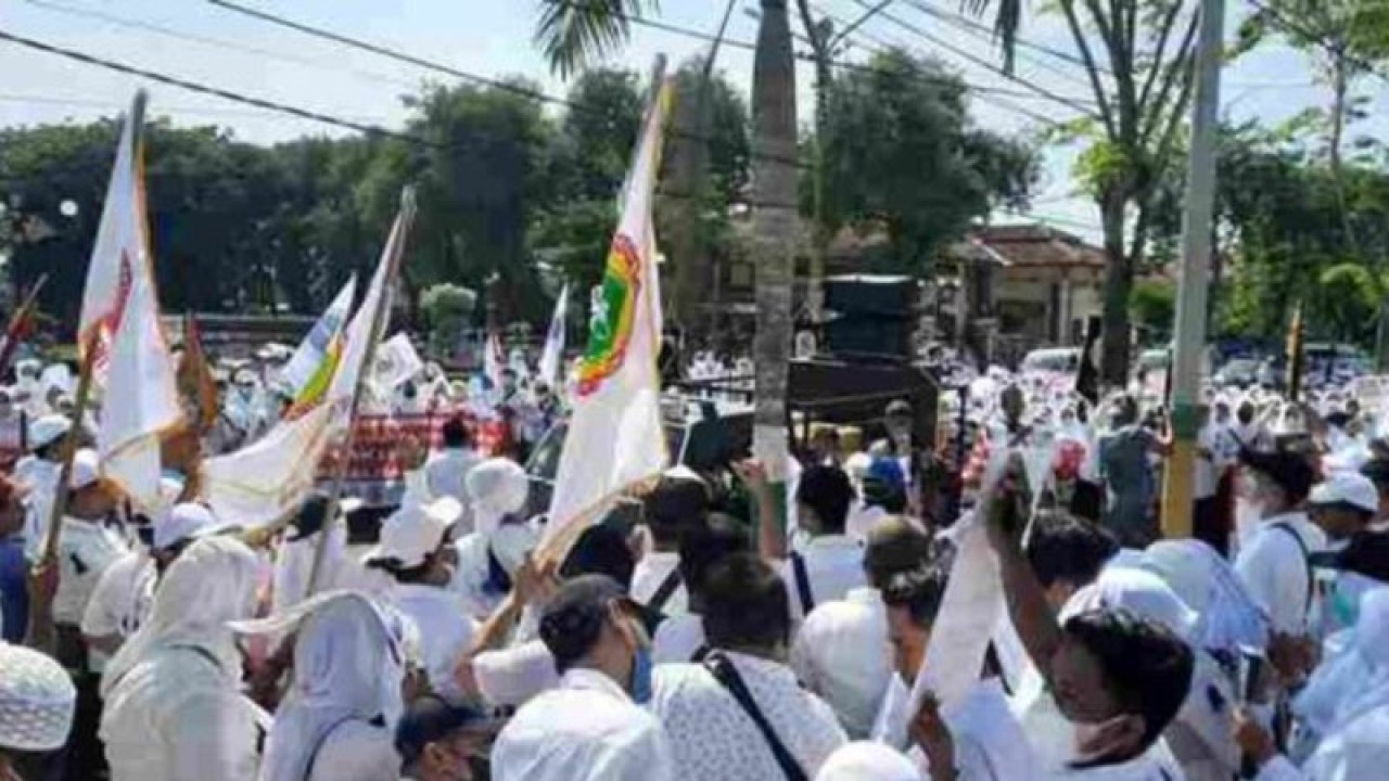 Aksi damai tenaga kesehatan Pamekasan di kantor DPRD Pamekasan, Senin. (Abd. Aziz)