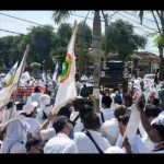 Aksi damai tenaga kesehatan Pamekasan di kantor DPRD Pamekasan, Senin. (Abd. Aziz)-1683614852