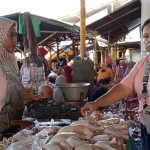 Aktivitas pedagang ayam broiler di Pasar Kebon Roek Kota Mataram, Provinsi Nusa Tenggara Barat. (ANTARA/Nirkomala)-1683190877