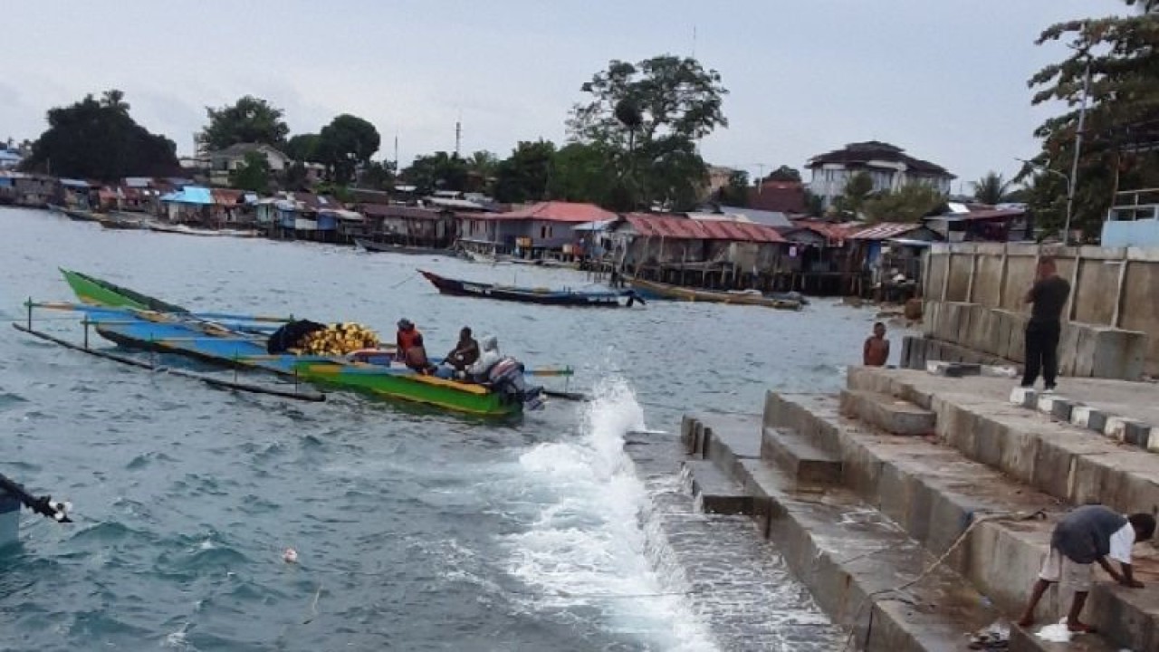 Aktivitas warga nelayan Biak di kawasan pantai Fandoi Distrik Biak Kota. ANTARA/Muhsidin